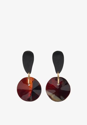 Czarne kolczyki w kształcie łez z złotymi pierścieniami łączącymi się z okrągłymi, błyszczącymi, marmurkowymi czerwono-brązowymi wiszącymi dyskami na białym tle.