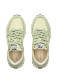 Jasnozielone trampki z teksturowanej tkaniny, z zapięciem na sznurowadła, miękką wyściółką, czarną podeszwą i logo na języku.