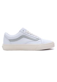 Sneaker bianco in pelle con accenti grigio chiaro, punta arrotondata, design con lacci e suola in gomma. Presenta un dettagliato striscia laterale testurizzata.