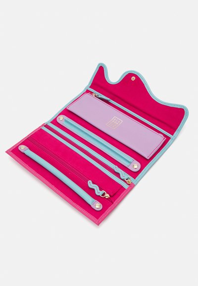 Intérieur d'un portefeuille en cuir rose avec des accents bleus, comportant plusieurs compartiments, des zips, un emplacement pour cartes et un design texturé.