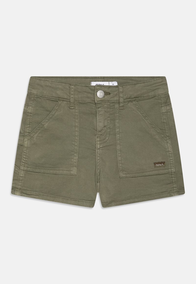 Olivegrønne shorts laget av bomull, med to frontlommer, knappelukking og en liten merkelapp på frontlommen.