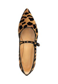 Zapato plano de estampado de leopardo con punta afilada, hecho de ante texturizado, que cuenta con una correa negra en el empeine y un interior de cuero.
