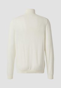 Cremefarbener, leichter Strickpullover mit hohem Kragen. Verfügt über gerippte Bündchen und Saum, glatte Textur und ein einfaches Design ohne Verzierungen.