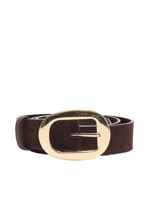 Ceinture en daim marron avec une grande boucle ovale en métal doré brillant, enroulée sur un fond blanc.