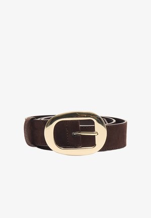 Ceinture en daim marron avec une grande boucle ovale en métal doré brillant, enroulée sur un fond blanc.