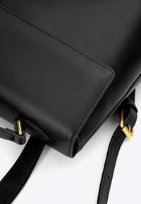 Borsa a tracolla in pelle nera con una texture liscia, dettagli in metallo dorato e tracolla regolabile. Presenta linee pulite e un design strutturato.