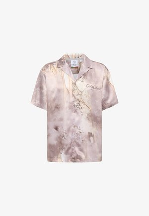 Camisa de mangas curtas em tecido suave e sedoso, apresentando um padrão abstrato em rosa pálido e bege, com colarinho com recorte e fecho de botão.