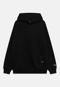 Sudadera con capucha negra hecha de material suave. Cuenta con un bolsillo delantero, puños acanalados y un parche con el logo en el dobladillo inferior.