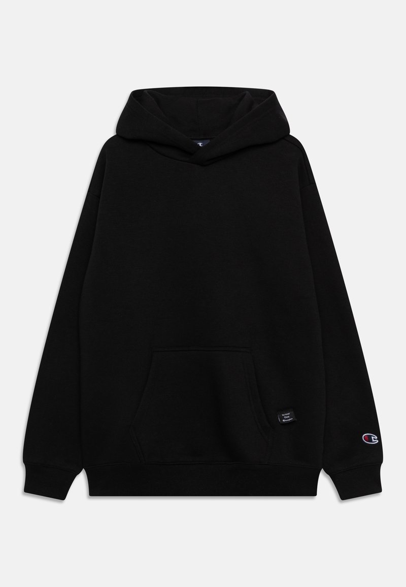 Sudadera con capucha negra hecha de material suave. Cuenta con un bolsillo delantero, puños acanalados y un parche con el logo en el dobladillo inferior.