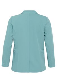 Ohnivě modrý blejzr s elegantním designem, dlouhými rukávy, klopovým límcem, jedním zadním roz caus a dvěma bočními kapsami. Hladká struktura látky.