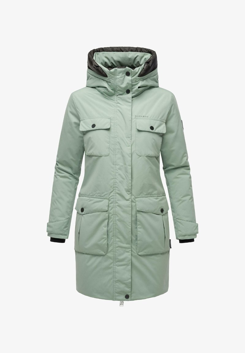 Zelena mint barvana parka z oblazinjenjem, s črno podloženo kapuco, štirimi sprednjimi žepi, zapiranjem na nepretežni gumb in elastiko na manšetah za prilagoditev.