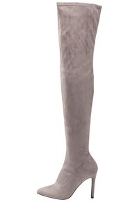 Botas altas de ante gris claro que llegan por encima de la rodilla, con punta puntiaguda y un tacón de aguja alto y delgado, con una textura suave en toda la superficie.