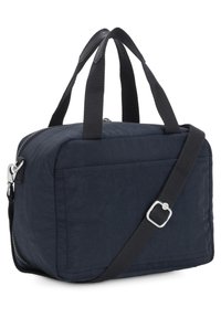 Námořnická modrá textilní taška s obdélníkovým tvarem, s uzávěrem na zip, krátkými ušima a odnímatelným popruhem na rameno. Texturovaný povrch bez vzorů.