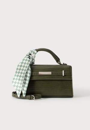 Sac à main texturé vert olive avec une poignée supérieure, une quincaillerie argentée, une bandoulière amovible et un foulard vert et blanc à carreaux noué à la poignée.