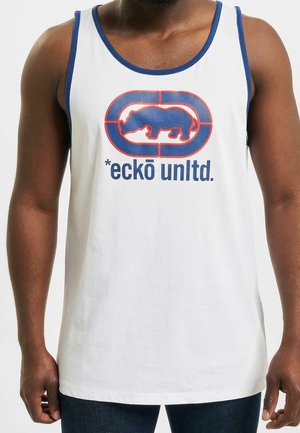 Homme portant un débardeur blanc avec bordure bleue, avec un logo rhinocéros bleu et rouge et le texte « eckō unltd. » sur le devant.