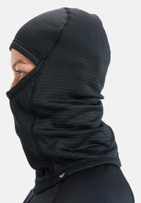 Czarna termalna balaklava wykonana z teksturowanej, elastycznej tkaniny. Charakteryzuje się dopasowanym krojem wokół głowy i twarzy oraz wzmocnionymi szwami.