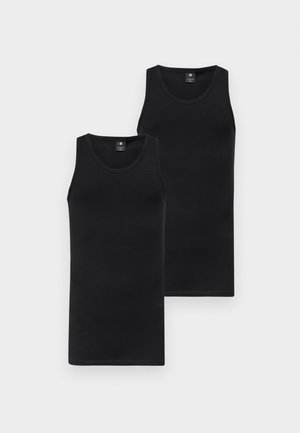 Dos camisetas sin mangas negras; diseño ajustado, cuello redondo, textura suave, hechas de tela elástica; ambas con el logotipo de la marca discreto en el frente.