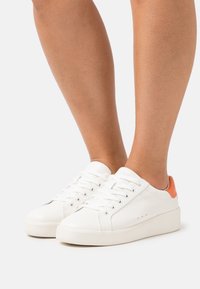 ONLY SHOES ONLSOUL - Sapatilhas - white/orange