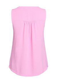 Top rosa senza maniche con scollatura rotonda. Presenta dettagli arricciati sul retro e una vestibilità rilassata con orlo curvo. Realizzato in tessuto leggero.