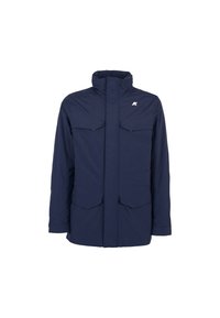 Giacca da esterno blu navy con colletto alto, zip frontale, due tasche sul petto e due tasche inferiori. Presenta un tessuto liscio e un design elegante.