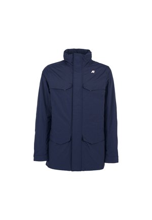 Giacca da esterno blu navy con colletto alto, zip frontale, due tasche sul petto e due tasche inferiori. Presenta un tessuto liscio e un design elegante.