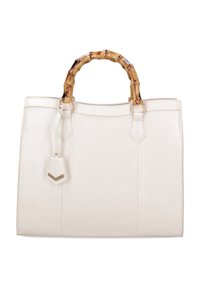 Borsa bianca in tessuto con manico in bambù, dotata di accessori metallici e di un'etichetta staccabile. Forma quadrata con motivi sottili sulla superficie.