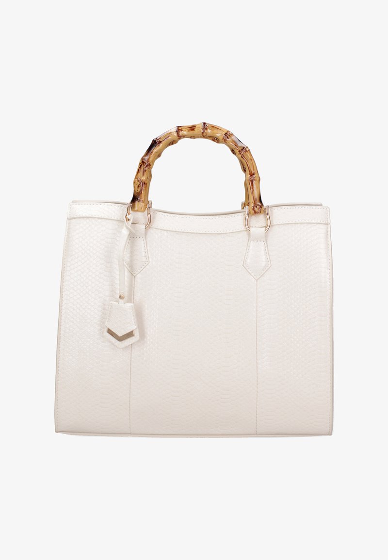 Borsa bianca in tessuto con manico in bambù, dotata di accessori metallici e di un'etichetta staccabile. Forma quadrata con motivi sottili sulla superficie.