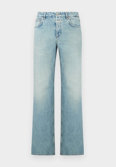 Jean large en denim bleu clair avec une finition délavée, doté d'une fermeture à boutons, de cinq poches et d'une coupe droite.