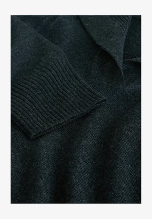 Pulover din lână închisă, cu manșete cu nervuri, design în formă de v și o suprafață texturată. Materialul pare moale și călduros, potrivit pentru vreme rece.