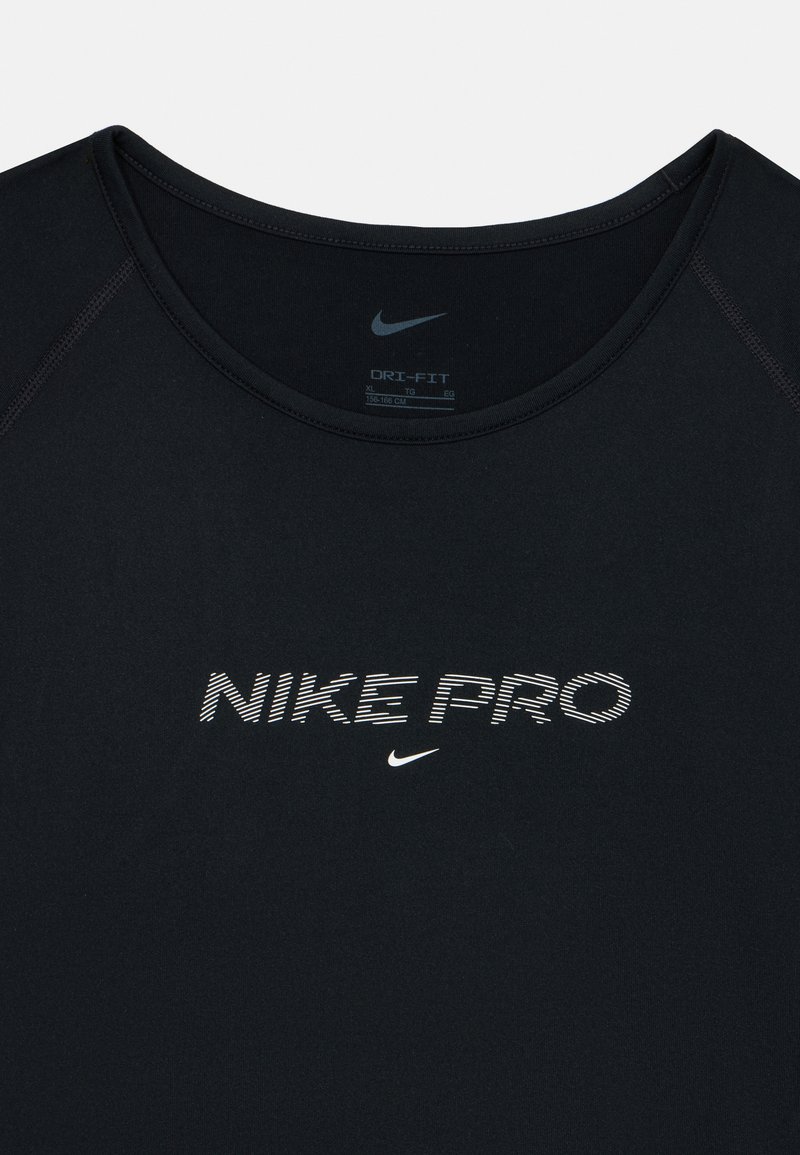 Czarna koszulka sportowa Nike Pro Dri-FIT z okrągłym dekoltem, z białym nadrukowanym tekstem i logo, wykonana z materiału odprowadzającego wilgoć.