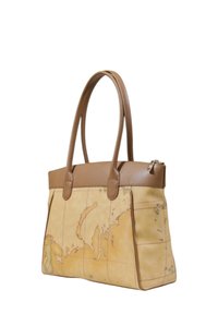 Borsa tote in pelle tan con design mappa su sfondo giallo, doppio manico e chiusura con zip nella parte superiore.