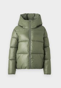 Giacca imbottita in verde oliva, con zip frontale, cappuccio e maniche larghe. Texture liscia e lucida con cuciture orizzontali.