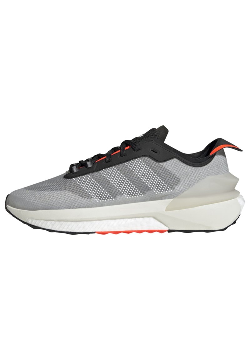 Sportschuh mit grauem Mesh-Obermaterial, schwarzen Schnürverschlüssen, roten Akzenten an der Ferse und Sohle sowie einer gepolsterten weißen Zwischensohle.