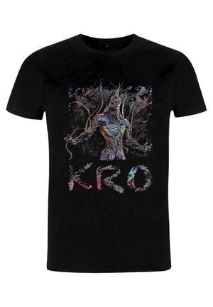 Sort t-shirt med et farverigt grafisk design af en figur med forlængede lemmer og ordet "KRO" i en abstrakt stil nederst.