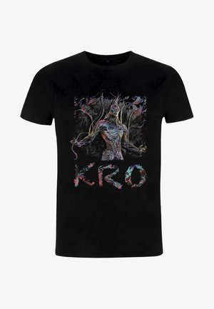 Sort t-shirt med et farverigt grafisk design af en figur med forlængede lemmer og ordet "KRO" i en abstrakt stil nederst.