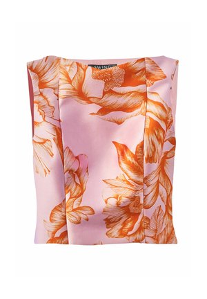 Blusa rosa con estampado floral naranja grande, doblada y plana, mostrando escote cuadrado y etiqueta de la marca dentro del cuello.