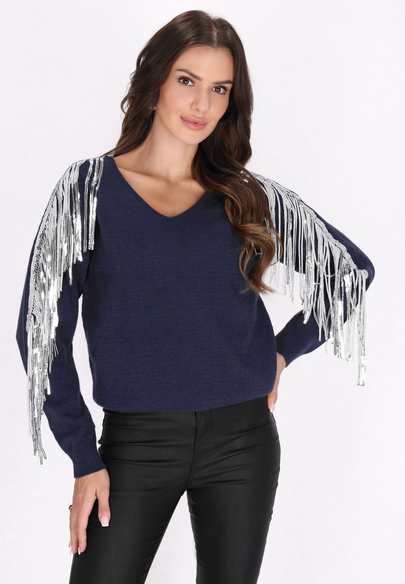 Marineblaues Strickpullover mit V-Ausschnitt und langen Ärmeln, ausgestattet mit silbernen Fransenverzierungen an den Schultern und einer lockeren Passform.