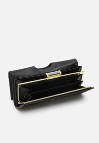 Portafoglio in pelle nera aperto per mostrare più scomparti e una cornice in metallo dorato con un clasp rettangolare trasparente.