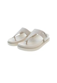 Ljust beige flip-flop sandaler med thongsdesign, en slät matt yta och en lätt plattform. Har dekorativa hårdvaruaccenter.