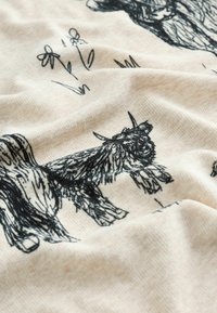Material din bumbac cu schițe complexe negre cu câini și flori pe un fundal bej deschis, cu o suprafață moale și texturată.