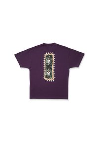 Paarse katoenen t-shirt met een grote grafische print op de achterkant, die gestileerde ogen toont omringd door scherpe tandenachtige accenten.