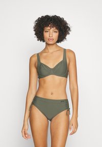 Olivenfarget bikinitsett med en strukturert bralette med brede stropper og en høy midje-bunn med justerbare knytninger på sidene.