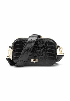 Czarna prostokątna torebka na ramię z fakturą krokodyla, regulowany pasek, złote okucia i zapięcie na zamek błyskawiczny, z logo "OCHNIK" na przodzie.