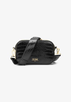 Czarna prostokątna torebka na ramię z fakturą krokodyla, regulowany pasek, złote okucia i zapięcie na zamek błyskawiczny, z logo "OCHNIK" na przodzie.