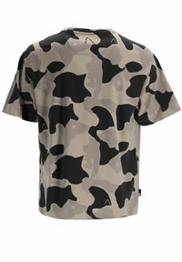 Camiseta de manga corta con un patrón de camuflaje en beige y negro, hecha de una tela suave, con un corte holgado y escote redondo.