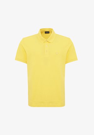 Polo shirt gialla in cotone, con colletto classico, maniche corte, patta con tre bottoni e un piccolo logo sul petto.
