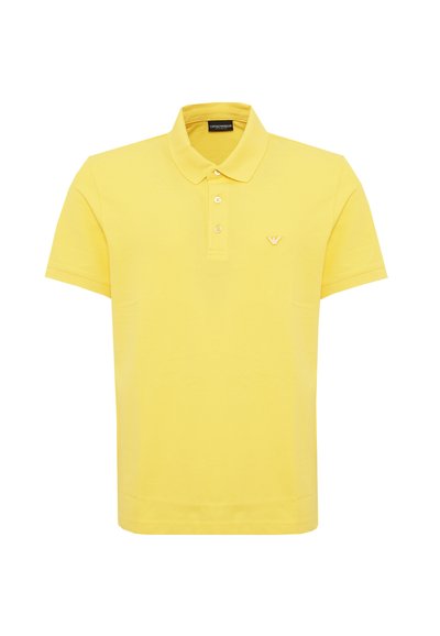 Polo shirt gialla in cotone, con colletto classico, maniche corte, patta con tre bottoni e un piccolo logo sul petto.