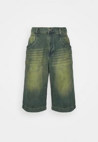 Pantalones cortos de mezclilla verdes con un corte holgado, cinco bolsillos, costuras visibles y un acabado desgastado y texturizado. Diseño de longitud media con un corte recto.