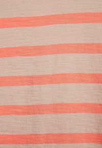 Pruhovaná látka se střídajícími korálovými a béžovými vodorovnými pruhy, hladká textura, lehký materiál, vhodný pro neformální nošení.