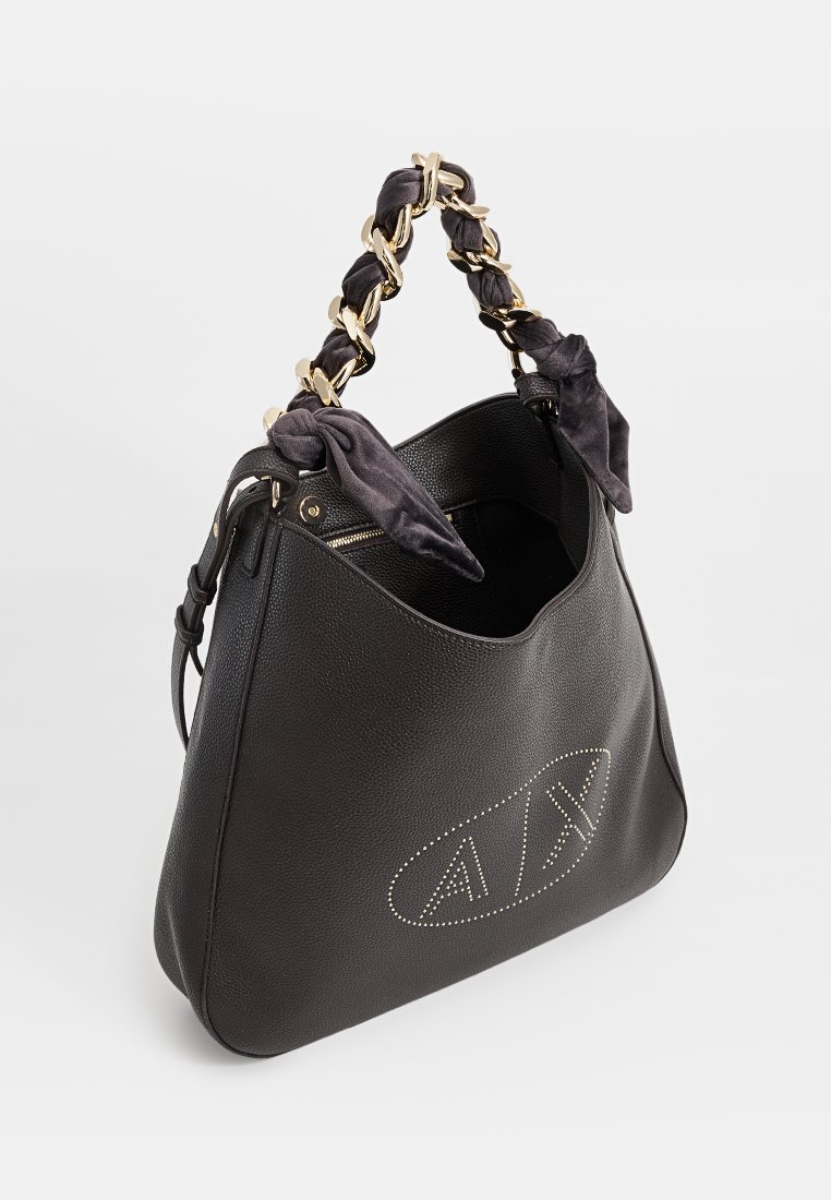 Czarna skórzana torba na ramię z perforowanym logo, teksturowaną powierzchnią oraz złotym uchwytem na łańcuszku, ozdobionym szarym materiałowym wiązaniem.